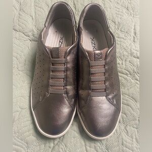 Kizik Miami Casual Sneakers Taupe Laceless Women’s Size 9 Slip On Leather